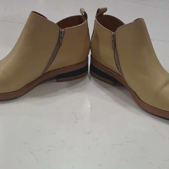 Elegant Tan Ankle Booties for Women Leather Sz7.5 Gentle Used Soft And Light - Picture 7 of 7